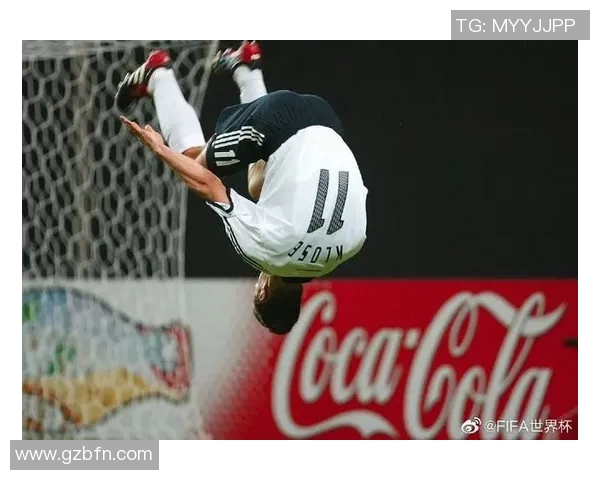 男生书包里藏着的足球梦想与青春记忆的交织