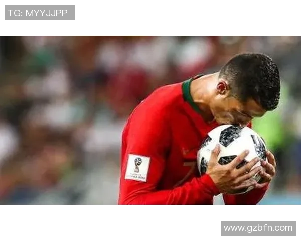 足球巨星亲吻瞬间揭秘感人场景背后的故事与情感交织 足球巨星亲吻瞬间揭秘感人场景背后的故事与情感交织